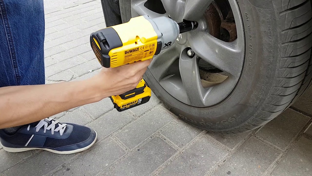 Yellow Dewalt Cordless Impact Wrinch Dcf899p2