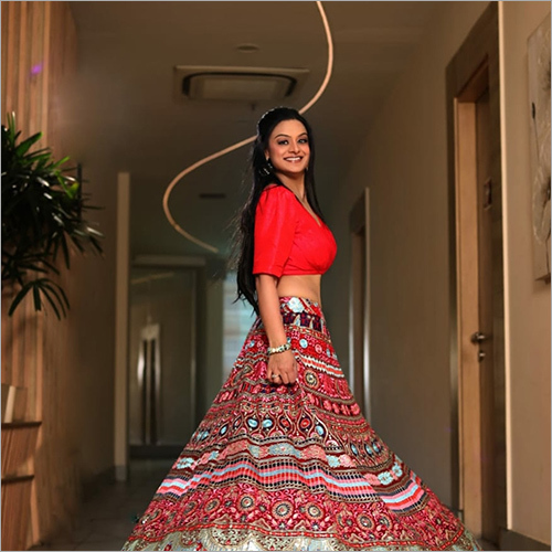 जॉर्जेट डिज़ाइनर क्रॉप टॉप ब्लाउज और डिज़ाइनर पूरी तरह से कशीदाकारी स्कर्ट