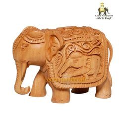 अच्छी तरह से तैयार लकड़ी की शाही हाथी की मूर्ति