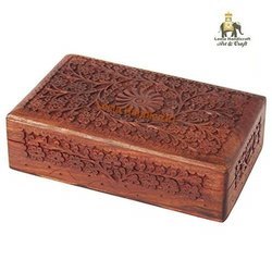 लकड़ी के नक्काशीदार बॉक्स