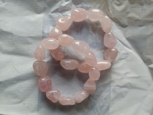 रोज क्वार्ट्ज टंबल्ड स्टोन ब्रेसलेट