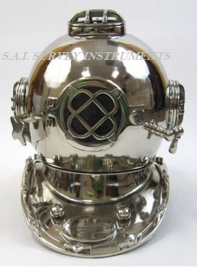 निकेल फ़िनिश में डाइविंग हेलमेट मार्क V की लंबाई: 17.75 इंच (इंच)