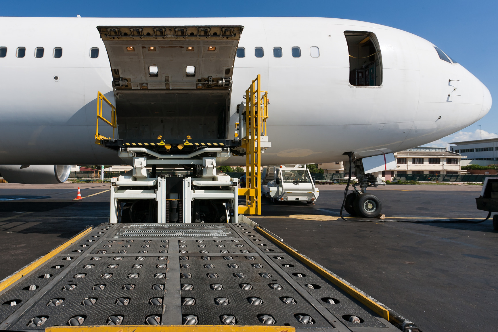 Air Freight Forwarding Services - Comprehensive Logistics Solutions | Expert Rate Calculations, Reliable Transportation & Broker Support