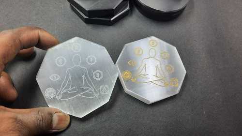 बुद्ध सात चक्र संस्कृत उत्कीर्ण के साथ सेलेनाइट चार्जिंग डिस्क