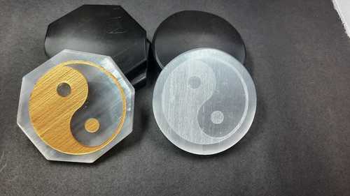 यिंग यांग उत्कीर्ण के साथ सेलेनाइट डिस्क