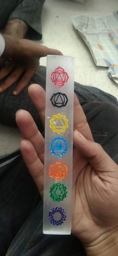 सेलेनाइट सात चक्र प्रतीक उत्कीर्ण सेलेनाइट स्टिक/स्लाइस