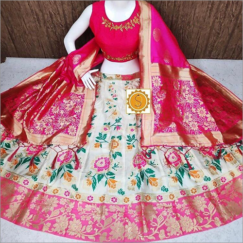 मल्टीकलर फ्लोरल प्रिंट बनारसी लहंगा