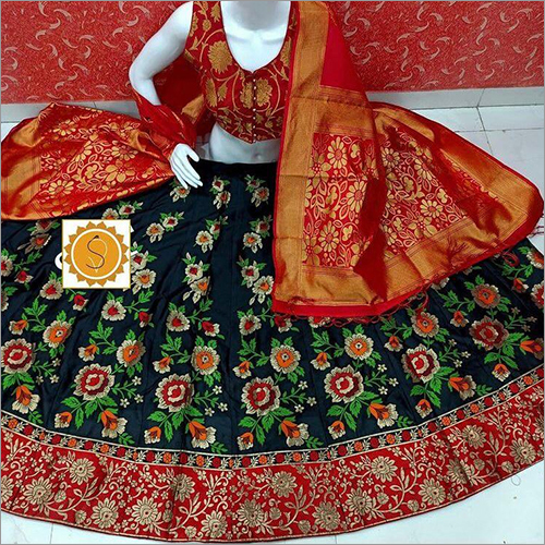 मल्टीकलर लेडीज़ फ्लोरल प्रिंट बनारसी लहंगा