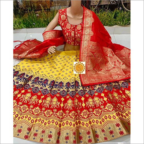 मल्टीकलर डिज़ाइनर ब्राइडल बनारसी लहंगा