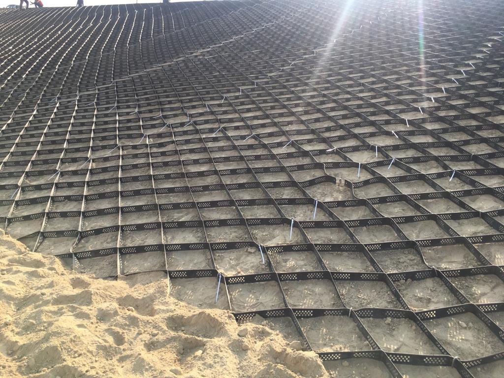 Hdpe Geocell - Hdpe, Black, 3d Honeycomb Structure, 25 Kn/m Tensile Strength, Uv & Oxidation Resistant, Lightweight With Erosion Control Features