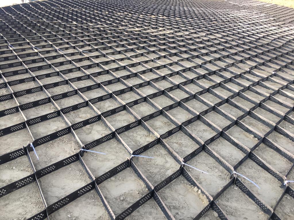 Hdpe Geocell - Hdpe, Black, 3d Honeycomb Structure, 25 Kn/m Tensile Strength, Uv & Oxidation Resistant, Lightweight With Erosion Control Features