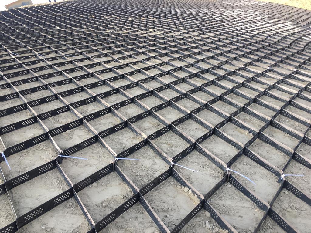 Hdpe Geocell - Hdpe, Black, 3d Honeycomb Structure, 25 Kn/m Tensile Strength, Uv & Oxidation Resistant, Lightweight With Erosion Control Features