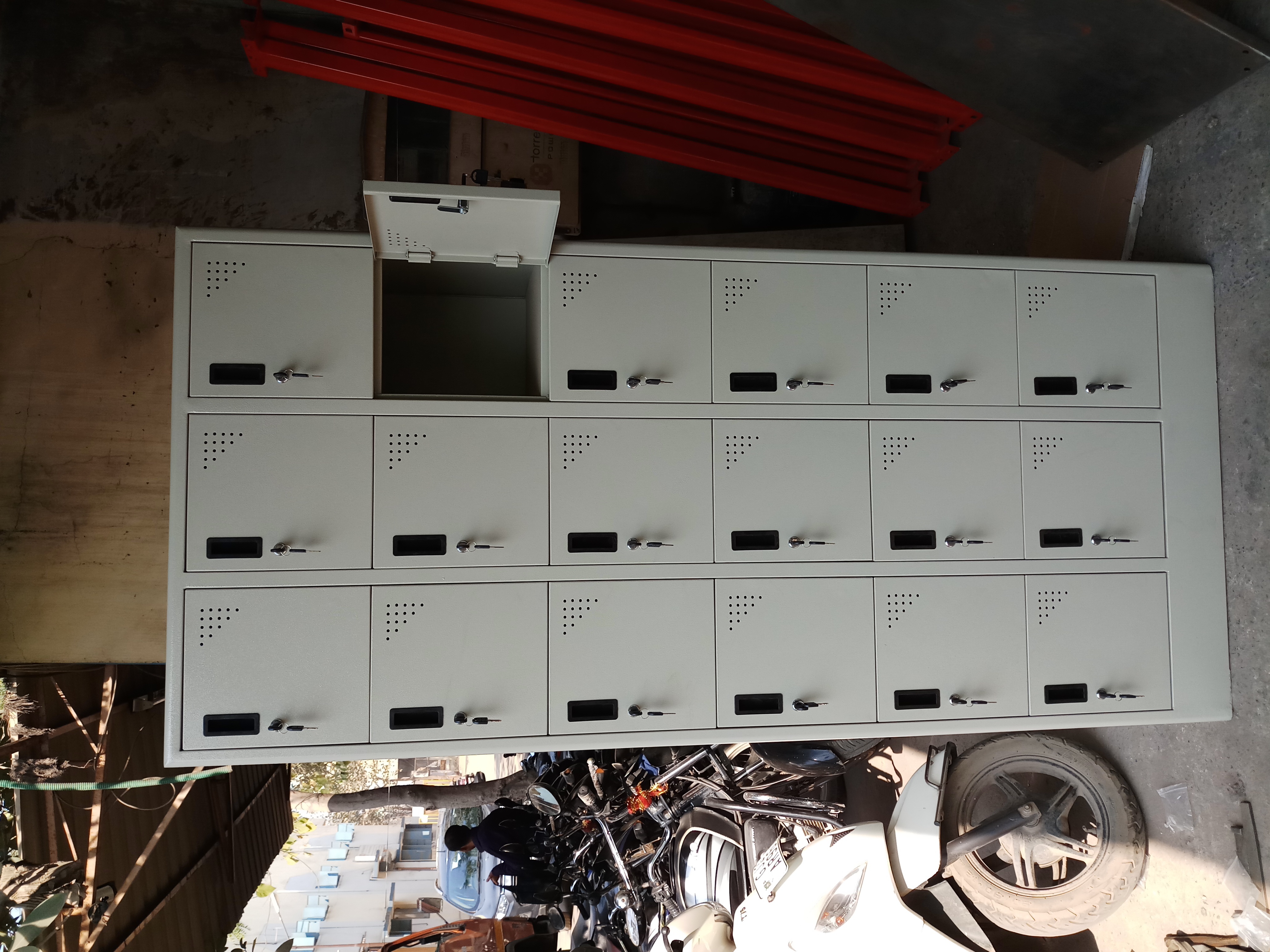 18 Door Worker Locker - Color: Ivory
