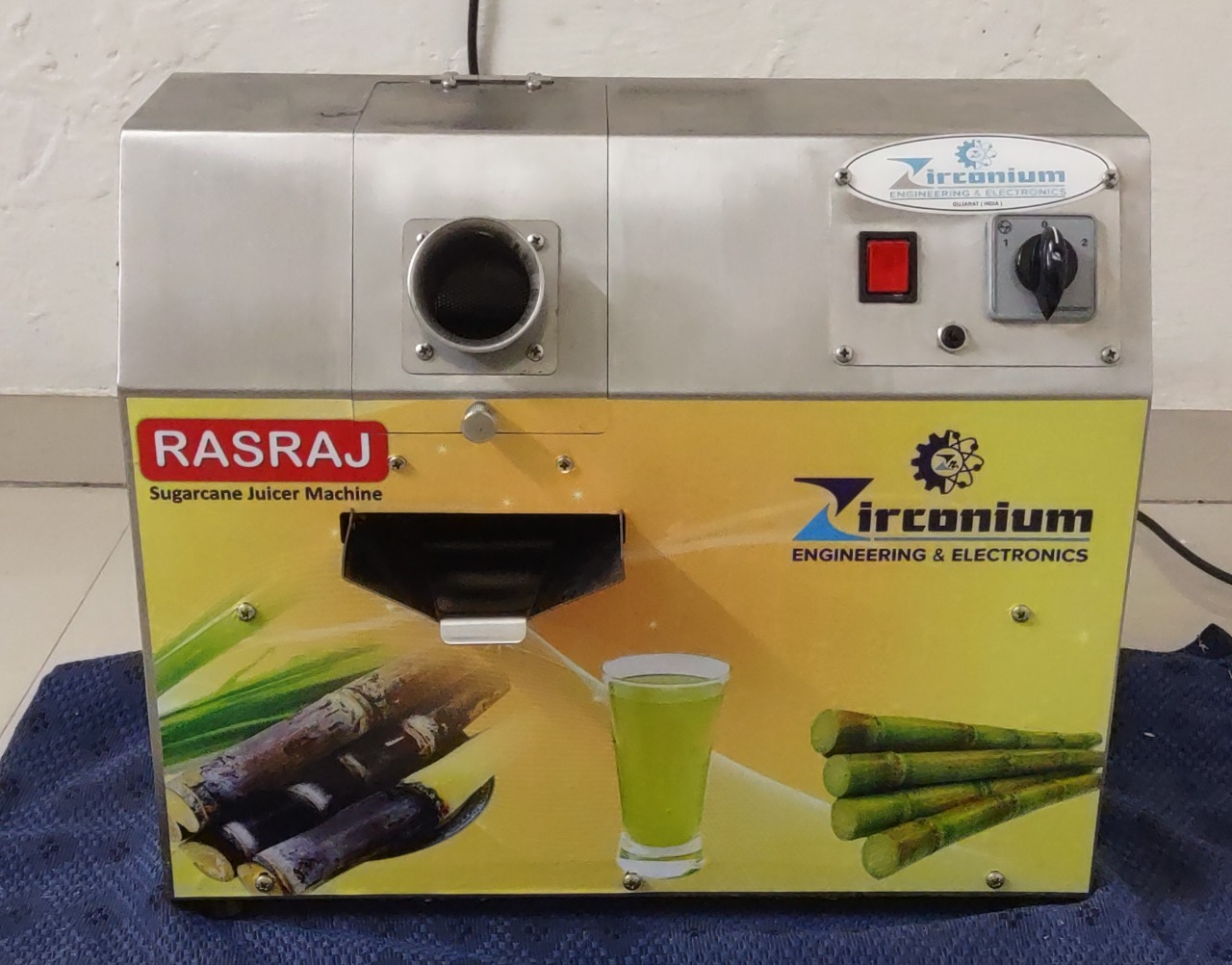 Zirconium Brand Rasraj Sugarcane Juicer - Sa 304l Stainless Steel, Ergonomically Designed For Hygiene With 300 Glasses Per Hour Capacity