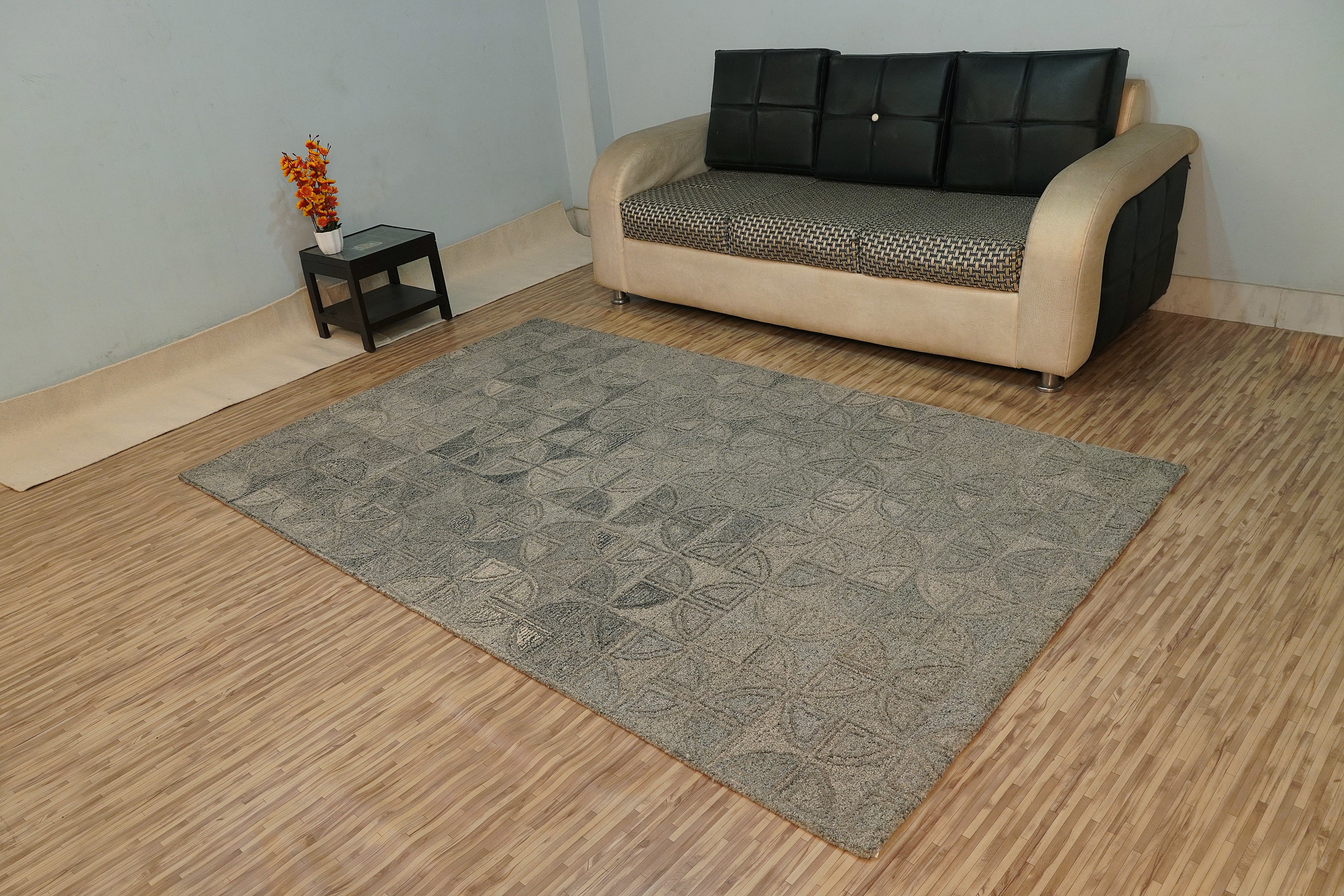 Hand Tufted Woolen Carpets - Wool Material, 12-14mm Thickness | Modern Design, Loop Pile, Anti-slip Feature, Customizable Sizes And Shapes