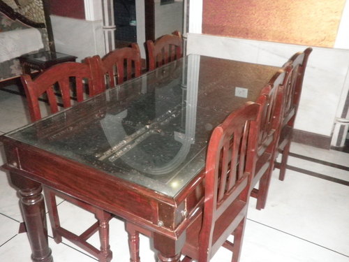 डाइनिंग टेबल