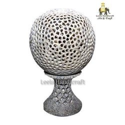 जैसा कि इसमें दिखाया गया है सोपस्टोन ग्लोब अंडरकट ताजमहल