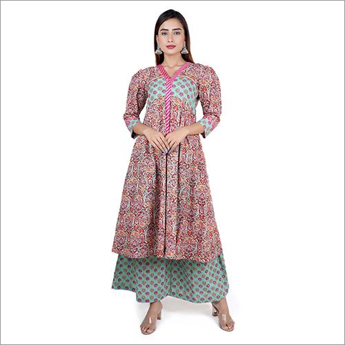 पलाज़ो सूट के साथ भारतीय प्रिंटेड कुर्ती