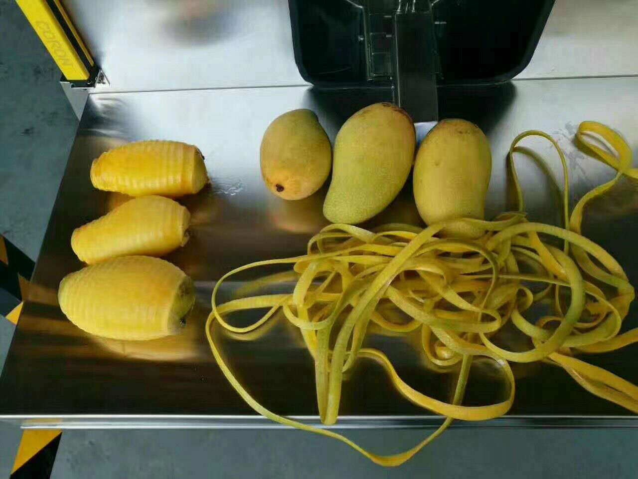 Full Automatic Mango Peeler Machine Mango Coring Peeling Machine Capacity: 60 Pcs/min