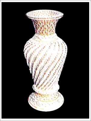 सफेद धातु के फूलों के बर्तन