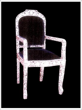 लकड़ी की मेनाकारी कुर्सी