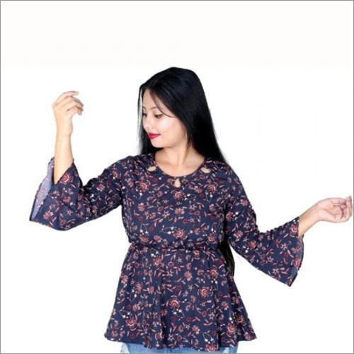 महिलाओं और लड़कियों के लिए ब्लू फ्लावर प्रिंटेड क्रेप टॉप