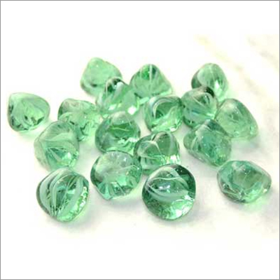 कांच के पत्थरों के अंदर सफेद