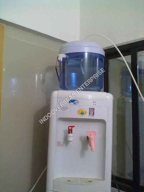 गर्म और ठंडा पानी डिस्पेंसर