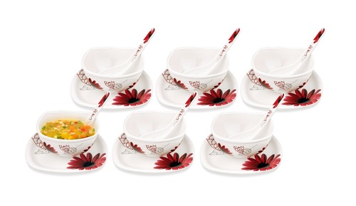 चम्मच के साथ मेलामाइन सूप का कटोरा