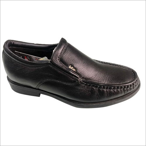 किसी भी मौसम में काले चमड़े के औपचारिक जूते