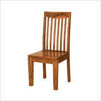 भूरी लकड़ी की कुर्सी