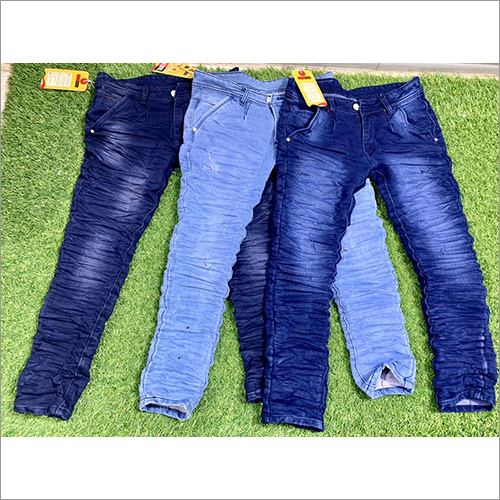 पुरुषों के लिए झुर्रीदार प्लेन जींस के विभिन्न रंगों में उपलब्ध