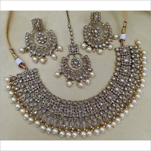 मेहंदी पोलिश रिवर्स एडी नेकलेस ईयररिंग और मांगटीका के साथ