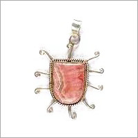 चांदी का आभूषण जिसमें अर्ध-कीमती पत्थर जड़े हुए हैं