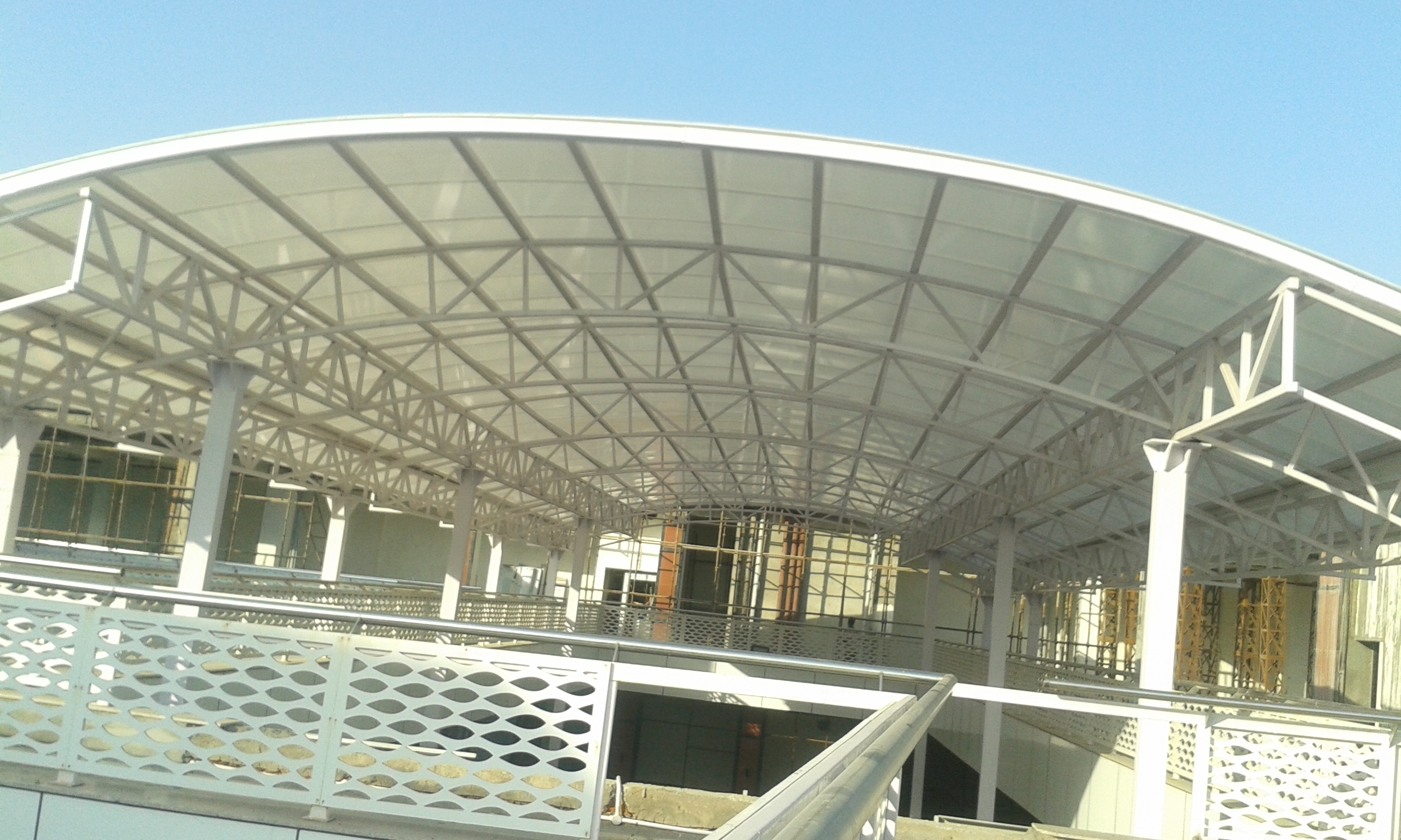 Polycarbonate Roofing Structure - Steel Ms Structure 16m X 40m | Durable Vault Design, 11.8m Length, 6-40mm Thickness, Red Oxide Primer, Terracotta Plain Roof Tiles
