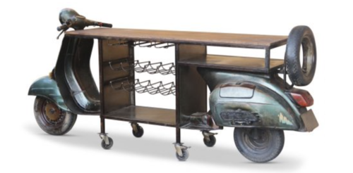 स्कूटर पर रेट्रो स्टाइल बार टेबल।