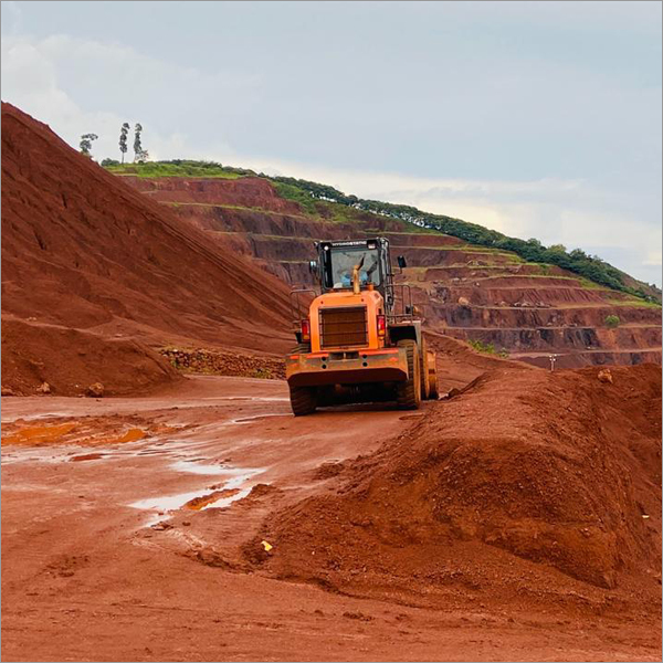 Iron Ore - Iron Oxide, 4.5-5.2 G/cmâ³ Density, Red/black Color | Pig Iron For Steel Production, Versatile Applications In Manufacturing