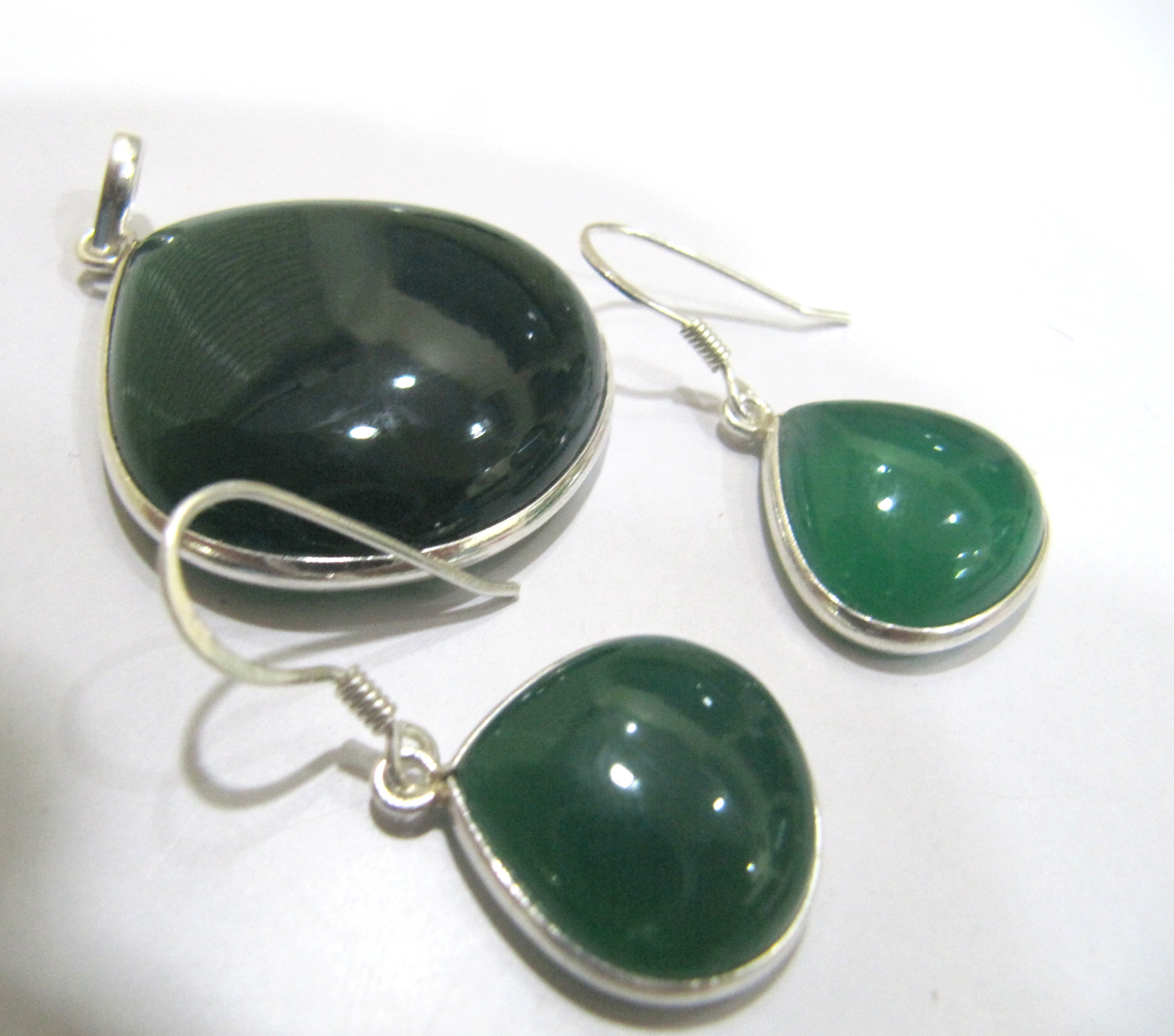 925 Sterling Silver Stamped Green Onyx Heart Shape Pendant Set Gender: Women