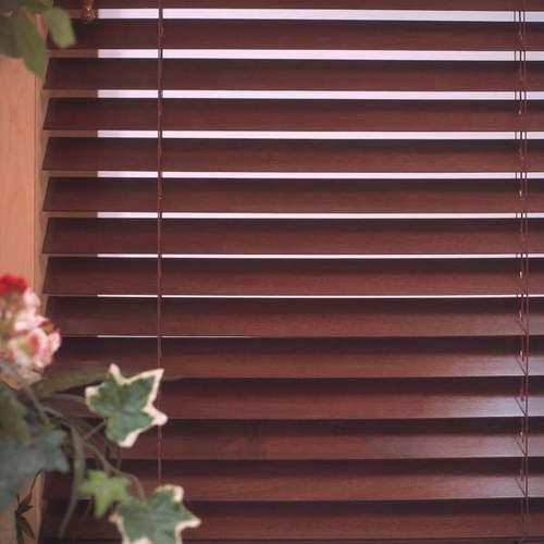 लकड़ी के वेनिशियन ब्लाइंड्स
