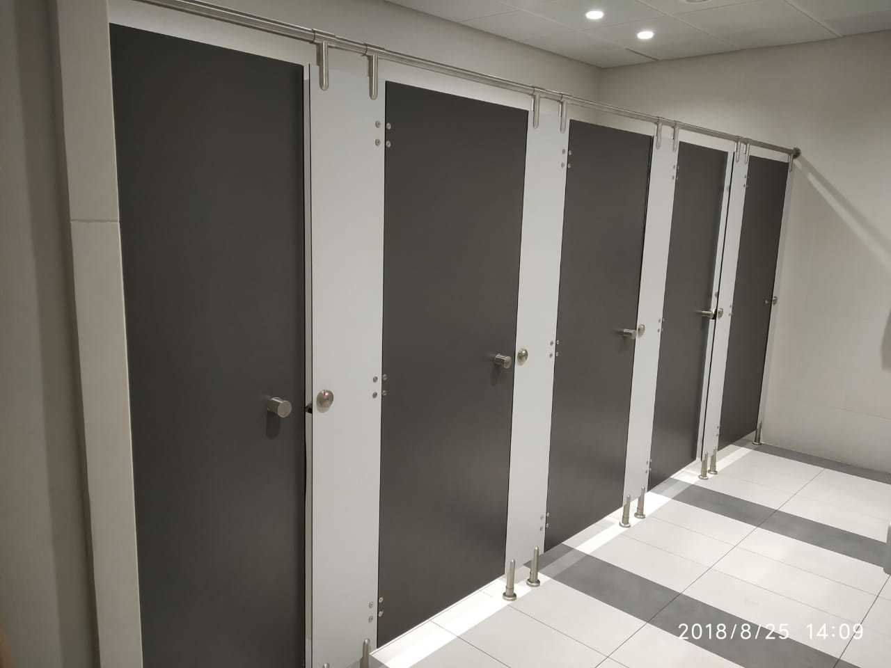 Rectangular Ss Crown - Leg Type Toilet Partition