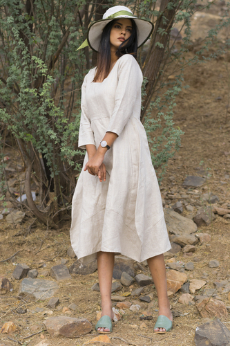 एक टुकड़ा लंबी पोशाक