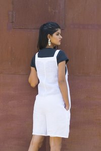 रोमपर पोशाक