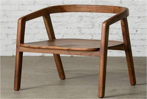 लकड़ी की कुर्सी