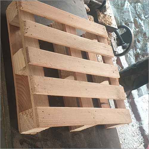 Four Way Pallet - Pine Wood, 48" x 40" , 2,000 lbs Capacity, 5 Deck Boards, 3 Stringers, Unpainted, Heat Treated
