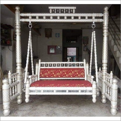 हाथ से तराशी गई लकड़ी की झूला