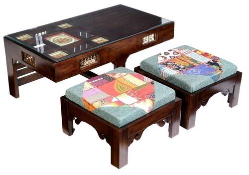 दो पाउफ़्स के साथ एक टेबल