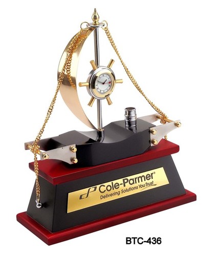 वॉच एंड वुडन बेस के साथ गोल्डन शिप