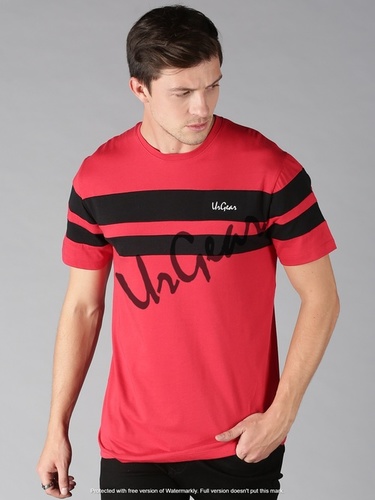 लाल पुरुषों की गोल गर्दन वाली टी-शर्ट