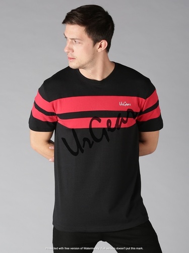 काले पुरुषों की गोल गर्दन वाली टी-शर्ट