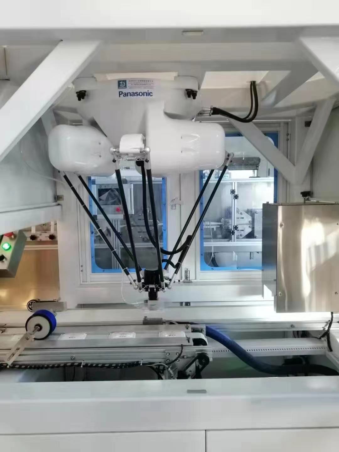 White Full Auto Wet Wipes Lid Applicator Machine